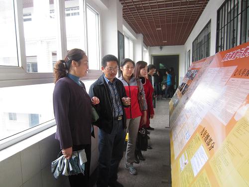 �ώ���?c��)��^��չ��